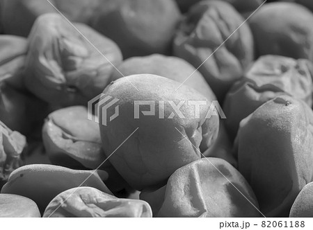 広げておいた梅干しの白黒 82061188