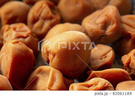 広げておいた梅干し 82061189