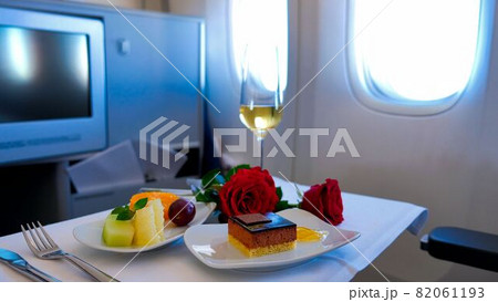 ルフトハンザ航空のビズネスクラスでスペシャルプレートのサプライズ 82061193