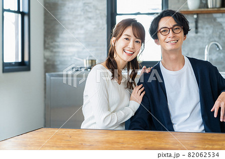 夫婦　家族　ファミリー　カップル　仲良し　リビング　ライフスタイル 82062534