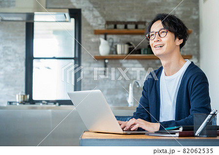 男性 リビング テレワーク リモートワーク ライフスタイル 男性 リビング テレワーク リモートワーク ライフスタイル 82062535