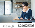 男性　リビング　テレワーク　リモートワーク　ライフスタイル 82062536
