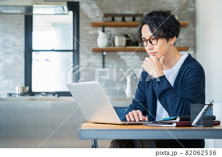男性　リビング　テレワーク　リモートワーク　ライフスタイル 82062536