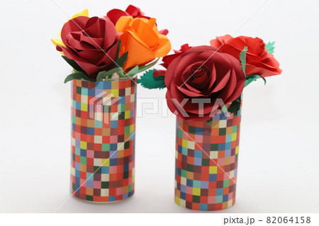 折り紙で作った手作りのバラの花を綺麗な花瓶に飾った様子 折り紙で作った手作りのバラの花を綺麗な花瓶に飾った様子 82064158