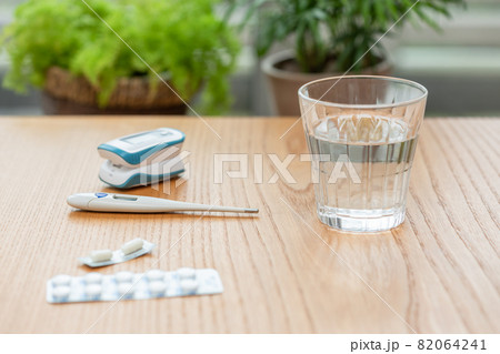 内服薬　自宅療養イメージ 82064241