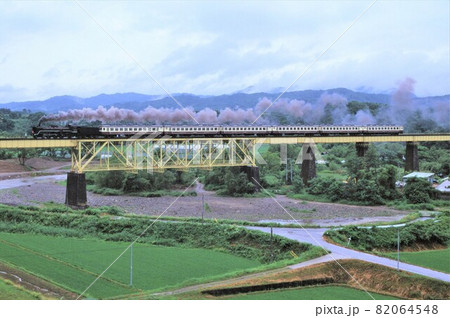 磐越西線　ノ戸川橋梁を行くばんえつ物語号　蒸気機関車 82064548