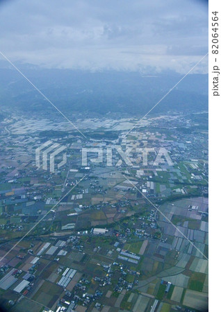 飛行機の窓から眺めた「高知平野」(ANA568便 機内/高知龍馬空港→羽田空港) 飛行機の窓から眺めた「高知平野」(ANA568便 機内/高知龍馬空港→羽田空港) 82064564