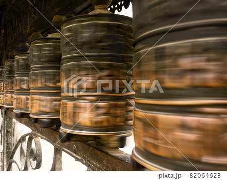 ネパール・カトマンズ スワヤンブナートのマニ車 / Kathmandu, Nepal 82064623