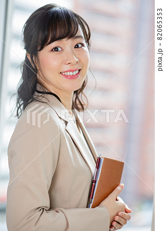 オフィスで働く綺麗な女性 82065353