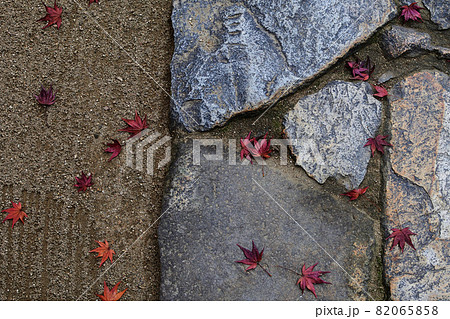 石畳や竹箒で掃かれた枯山水の上に落ちた紅葉 82065858