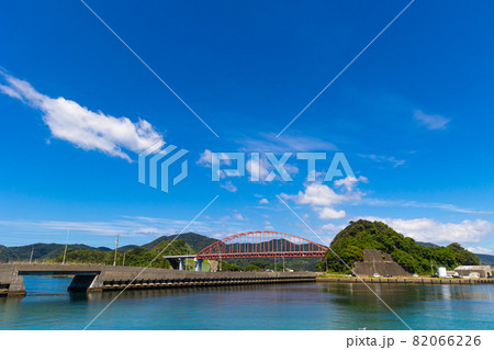 長崎市樺島から見た樺島大橋（アーチ橋） 82066226