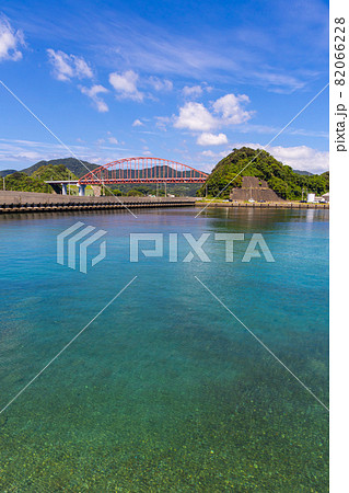 長崎市樺島から見た樺島大橋（アーチ橋） 82066228
