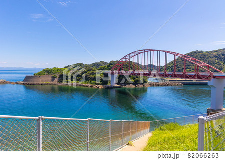 長崎市樺島から見た樺島大橋（アーチ橋） 82066263