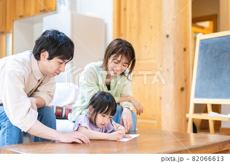家でお勉強をする女の子と両親 家でお勉強をする女の子と両親 82066613