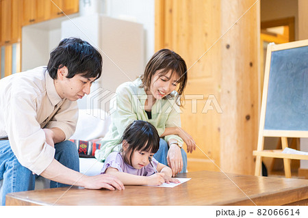家でお勉強をする女の子と両親 家でお勉強をする女の子と両親 82066614