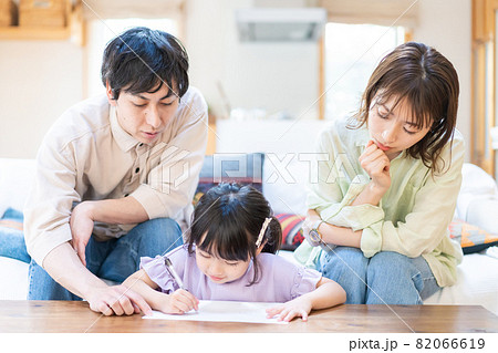 家でお勉強をする女の子と両親 家でお勉強をする女の子と両親 82066619