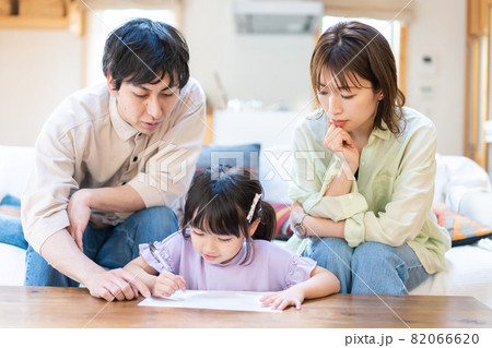 家でお勉強をする女の子と両親 家でお勉強をする女の子と両親 82066620
