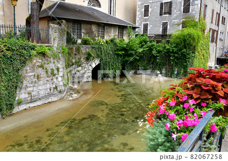 フランス・アヌシー、旧市街を流れる川沿いの景色、2021年7月28日撮影 フランス・アヌシー、旧市街を流れる川沿いの景色、2021年7月28日撮影 82067258
