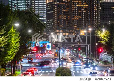 《東京都》東京丸の内・オフィス街の夜景 82067523
