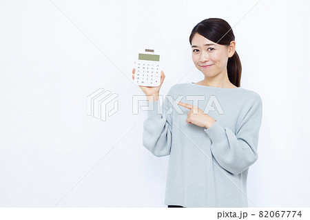 電卓を指さす30代の女性 電卓を指さす30代の女性 82067774