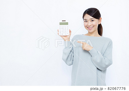 電卓を指さす30代の女性 電卓を指さす30代の女性 82067776