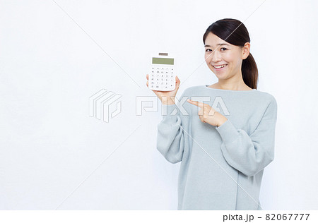電卓を指さす30代の女性 電卓を指さす30代の女性 82067777