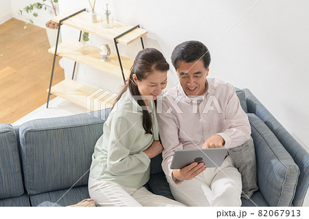 シニア夫婦 タブレット ソファー 俯瞰 シニア夫婦 タブレット ソファー 俯瞰 82067913