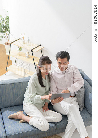 シニア夫婦 タブレット ソファー 俯瞰 シニア夫婦 タブレット ソファー 俯瞰 82067914