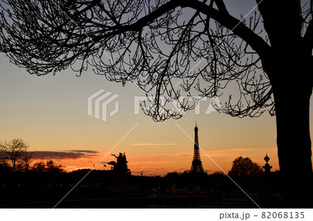 フランス、夕暮れ時のパリ、2020年12月17日撮影 82068135