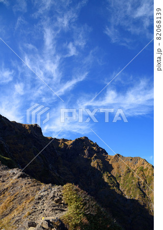 晩秋の谷川岳西黒尾根と双耳峰 晩秋の谷川岳西黒尾根と双耳峰 82068139