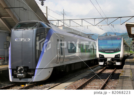 南小谷駅　1番線　E353系特急あずさ　2番線　HB-E300系　が停車中　アップ　別アングル 82068223