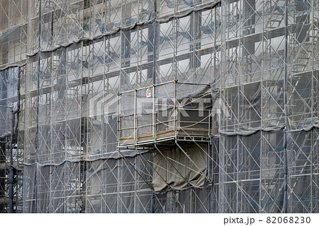 建設現場 足場に設置した荷取ステージ 建設現場 足場に設置した荷取ステージ 82068230