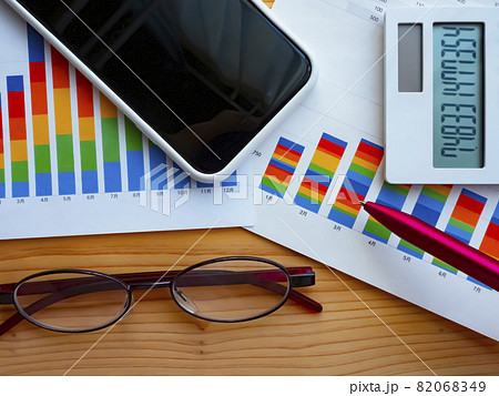 ビジネスイメージ・グラフ・スマホ・メガネ・女性 82068349