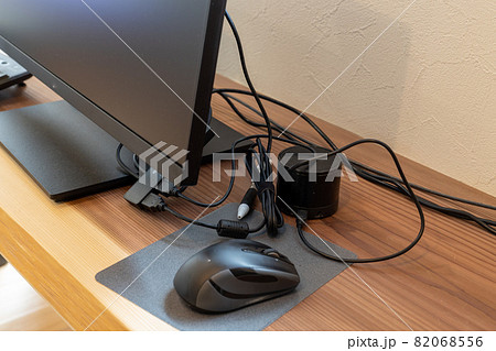 パソコンのモニターの配線工事をしているところ 82068556