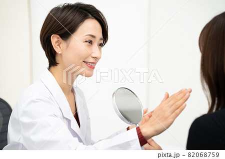 医療イメージ　対面　医師と患者　美容医療 82068759