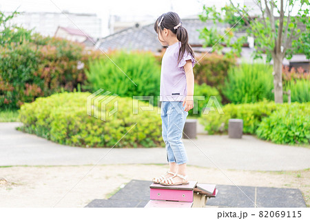 公園で遊ぶ小さな女の子 82069115