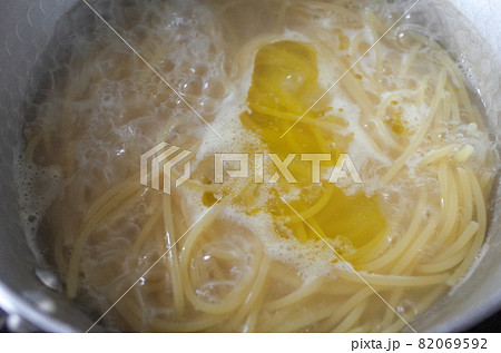 乾燥パスタを茹でる 82069592