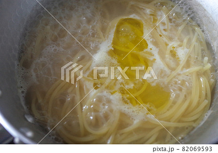 乾燥パスタを茹でる 乾燥パスタを茹でる 82069593