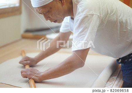 そばを打つ男性 82069658