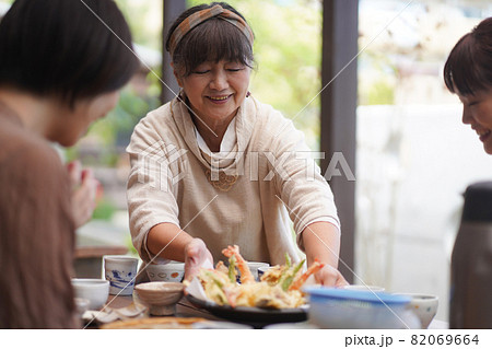 食事を提供する女性 82069664