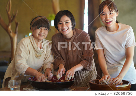 そば打ちをする女性　 82069750