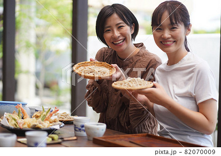 食事をする女性 82070009