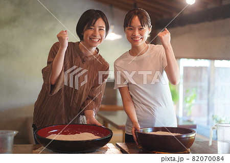 そば打ちをする女性 そば打ちをする女性 82070084