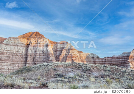 綺麗な地層の岩肌 82070299