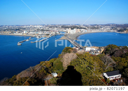 冬の晴れた日に江の島から湘南を望む 82071197