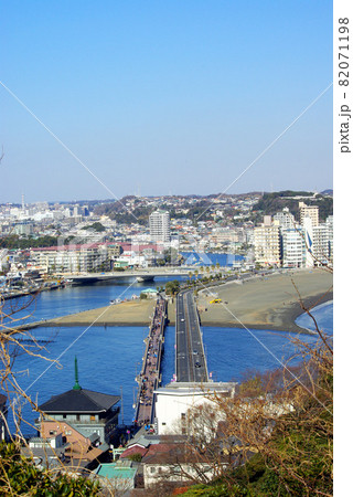冬の晴れた日に江の島から湘南を望む 82071198