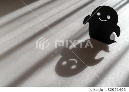 ハロウィンのおばけと影 ハロウィンのおばけと影 82071466