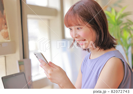 スマホを見てびっくりしている女性 スマホを見てびっくりしている女性 82072743