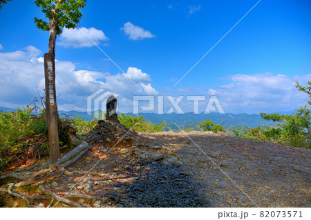 熊野古道・小雲取越・百間ぐらの美しい眺めと、熊野詣での人々を見守るお地蔵様・和歌山県田辺市本宮(4) 82073571