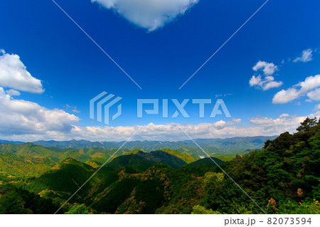 熊野古道・百間ぐらに広がる青い空と流れる白い雲、神様の存在を感じさせる風景・和歌山県田辺市本宮(9) 82073594